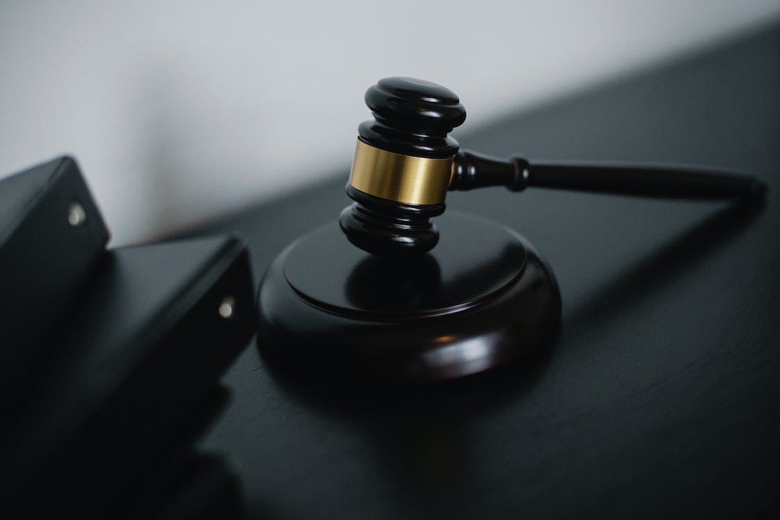 明知自己感染艾滋病還與他人發生性行為違法嗎？